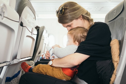Ребенок в салоне самолёта
